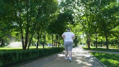 肥胖男子在公园慢跑，与超重<strong>作斗争</strong>，每天坚持锻炼